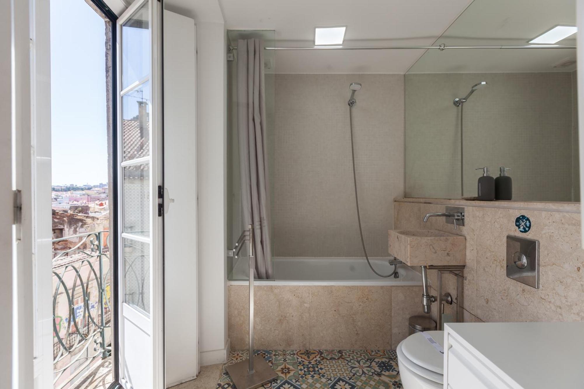 Appartamento Flh Castle Duplex With Terrace Lisbona Esterno foto